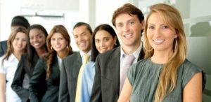 varios-empleados-felices-sonriendo-en-su-oficina